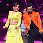 Aata Sandeep Instagram - BB Star War. Don’t Miss to watch Aadivaaram with @starmaa parivaaram this Sunday at 11am only on your favourite channel Star Maa. Thanks for the designer orange jacket @contraditions @revanthofficial @sreemukhi #BiggBossTelugu #UltaPulta #Season7Telugu Thank you @play_media_creations