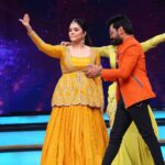 Aata Sandeep Instagram - BB Star War. Don’t Miss to watch Aadivaaram with @starmaa parivaaram this Sunday at 11am only on your favourite channel Star Maa. Thanks for the designer orange jacket @contraditions @revanthofficial @sreemukhi #BiggBossTelugu #UltaPulta #Season7Telugu Thank you @play_media_creations