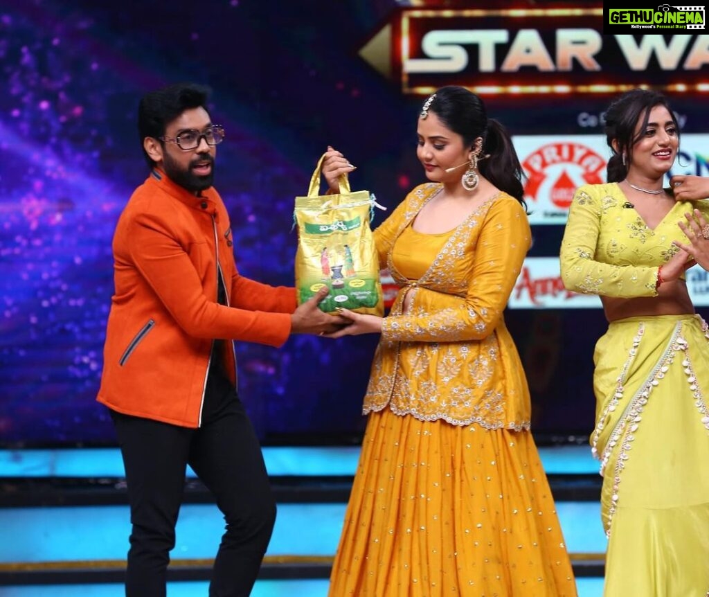 Aata Sandeep Instagram - BB Star War. Don’t Miss to watch Aadivaaram with @starmaa parivaaram this Sunday at 11am only on your favourite channel Star Maa. Thanks for the designer orange jacket @contraditions @revanthofficial @sreemukhi #BiggBossTelugu #UltaPulta #Season7Telugu Thank you @play_media_creations