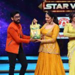 Aata Sandeep Instagram - BB Star War. Don’t Miss to watch Aadivaaram with @starmaa parivaaram this Sunday at 11am only on your favourite channel Star Maa. Thanks for the designer orange jacket @contraditions @revanthofficial @sreemukhi #BiggBossTelugu #UltaPulta #Season7Telugu Thank you @play_media_creations