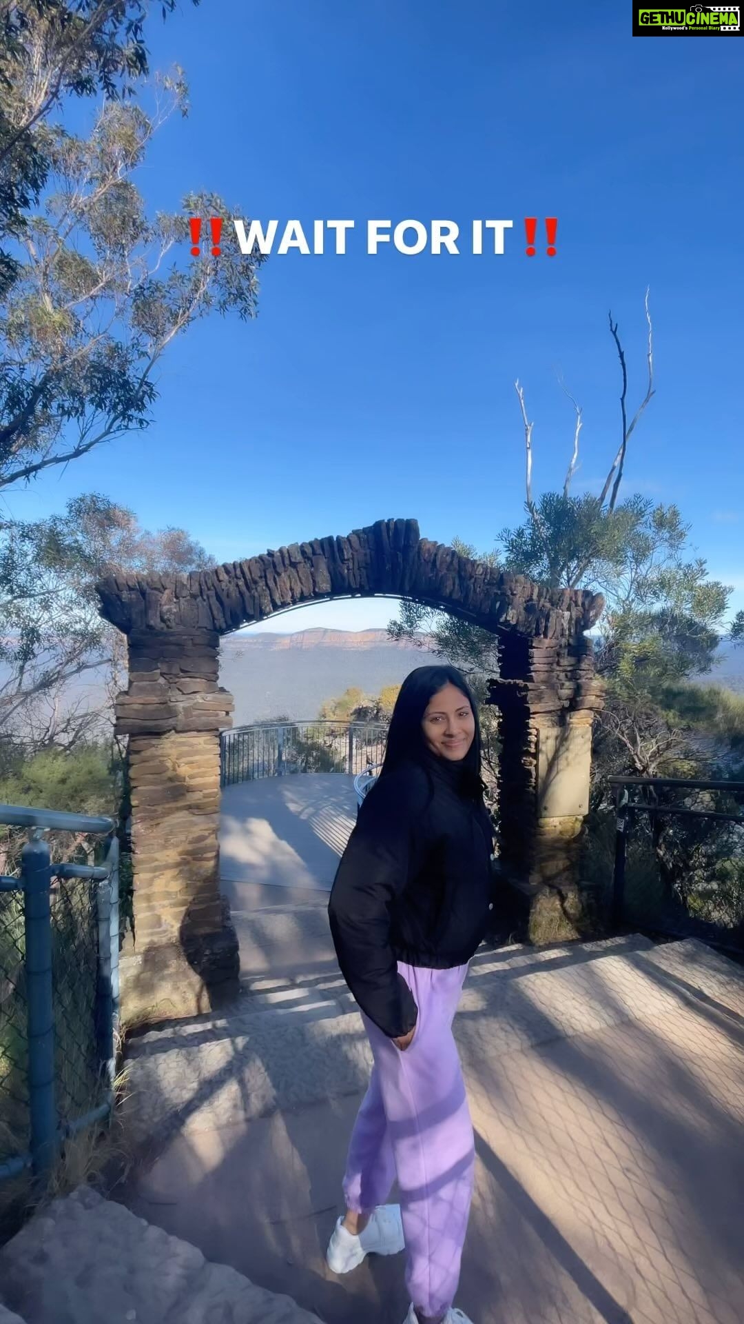 Aayushi Dholakia Instagram - the view took my breath away🤌🏻😍 watch till the end for location reveal!!! . . . This trek was such a spontaneous one and hence I’m in my joggerssss🙈 But as they say expect the unexpected, and this turned out to be just ✨beautiful✨ #sydneycity #sydneystyle #threesisters #thisisaustralia #tourismaustralia