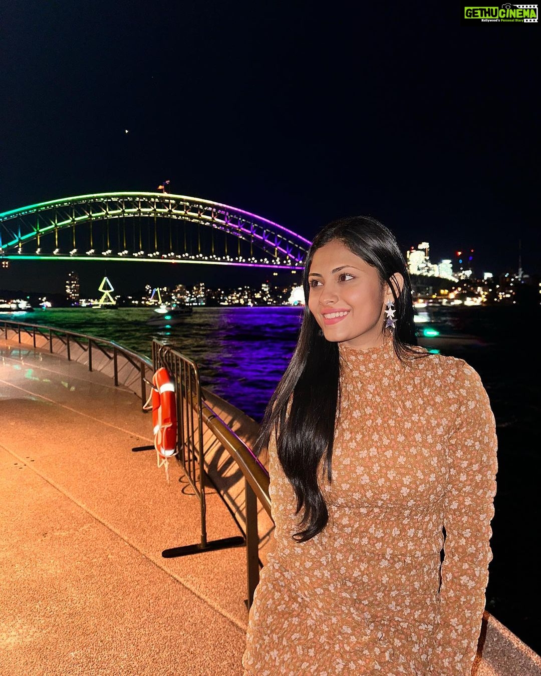Aayushi Dholakia Instagram - good day, good food🌉🥙 Can y’all guess what was I having in the last slide?😋 . . . . . . #exploring #thisisaustralia #australia #traveltoexplore #happytravels