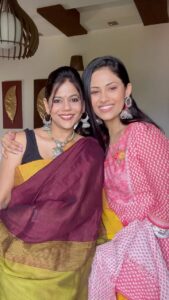 Aayushi Dholakia Instagram - does she even look like mom!?😍😩 
it’s your day mama and here’s to celebrating you everyday🫶🏻 the reason why I am here today is her and I’m forever grateful for her♾️💗
.
.
.
.
.
hair extensions from- @hairoriginals 
#reels #mothersdaylove #mothersday #daughterslove #mother #ilovemom #mymum
