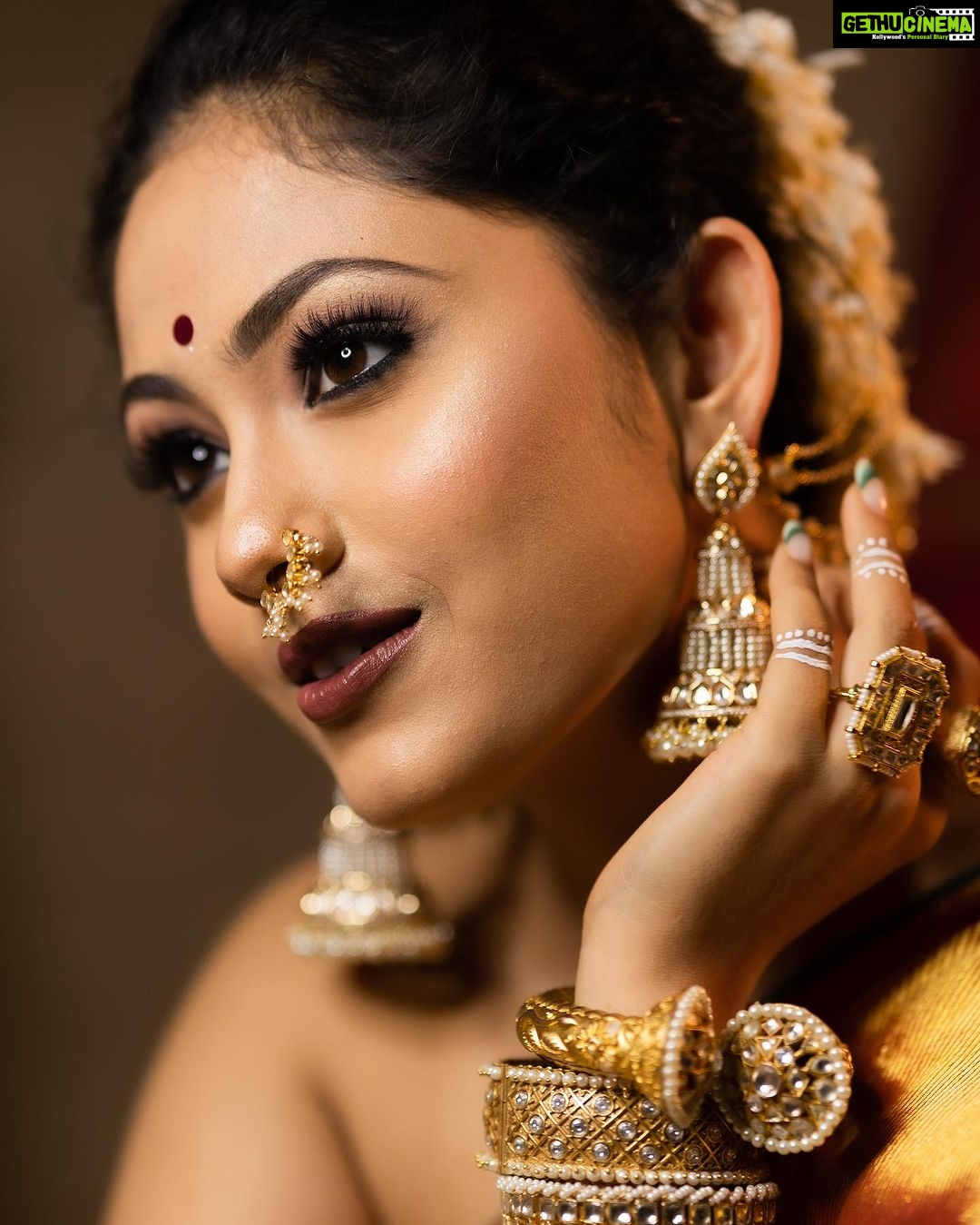 Aayushi Dholakia Instagram - कसा आहे⚜️ . . . . . HMU- @plumzstudio Clicked by- @wanderingwithdreamer #indoorphotoshoot #photomodels #fashionshoots #modelinglife #sareetime #lovesaree #traditionaloutfit