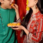 Aayushi Dholakia Instagram – Yeh Diwali Thodi Filmy Style w/ @hanuramfoods 🪔🍧

Mithai hai lana toh HanuRam hi jana, ya phir Advance mein book karana 🛍️🏃‍♀️ Booking is open from 2nd-5th Nov’23!! 
Maine toh kara li booking, what about you?😋
.
.
.
Thank you @shalinsharmaaa for being a part🫶🏻
Shot by: @_pixography 
#gifthamper #diwaligifting #diwaligift #namkeen #customizedgift #adcollabs