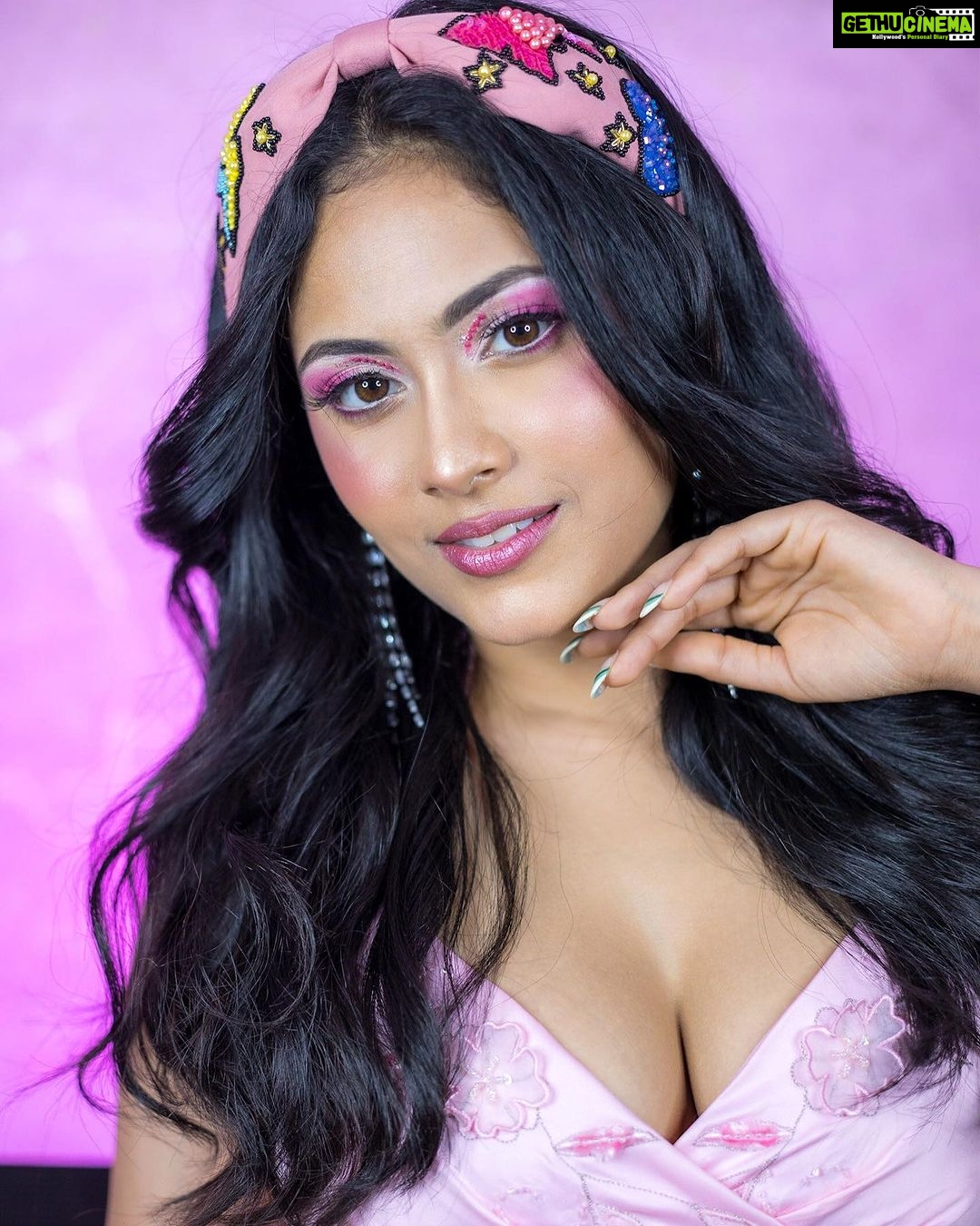 Aayushi Dholakia Instagram - kon hai yeh jisne dobara mudke mujhe nahi dekha⚡️💗💁🏻♀️ Barbie straight outta Dharma Film>>> swipe till the last for my favourite pictureeeee🙈😋 Also, let me know your favourite ‘POO’ look👇🏻🤩 . . . . Concept: @aayushidholakia_ HMU- @plumzstudio Captured by- @wanderingwithdreamer #pink #barbie #barbielife #barbielovers #pinkoutfits #pinkoutfit