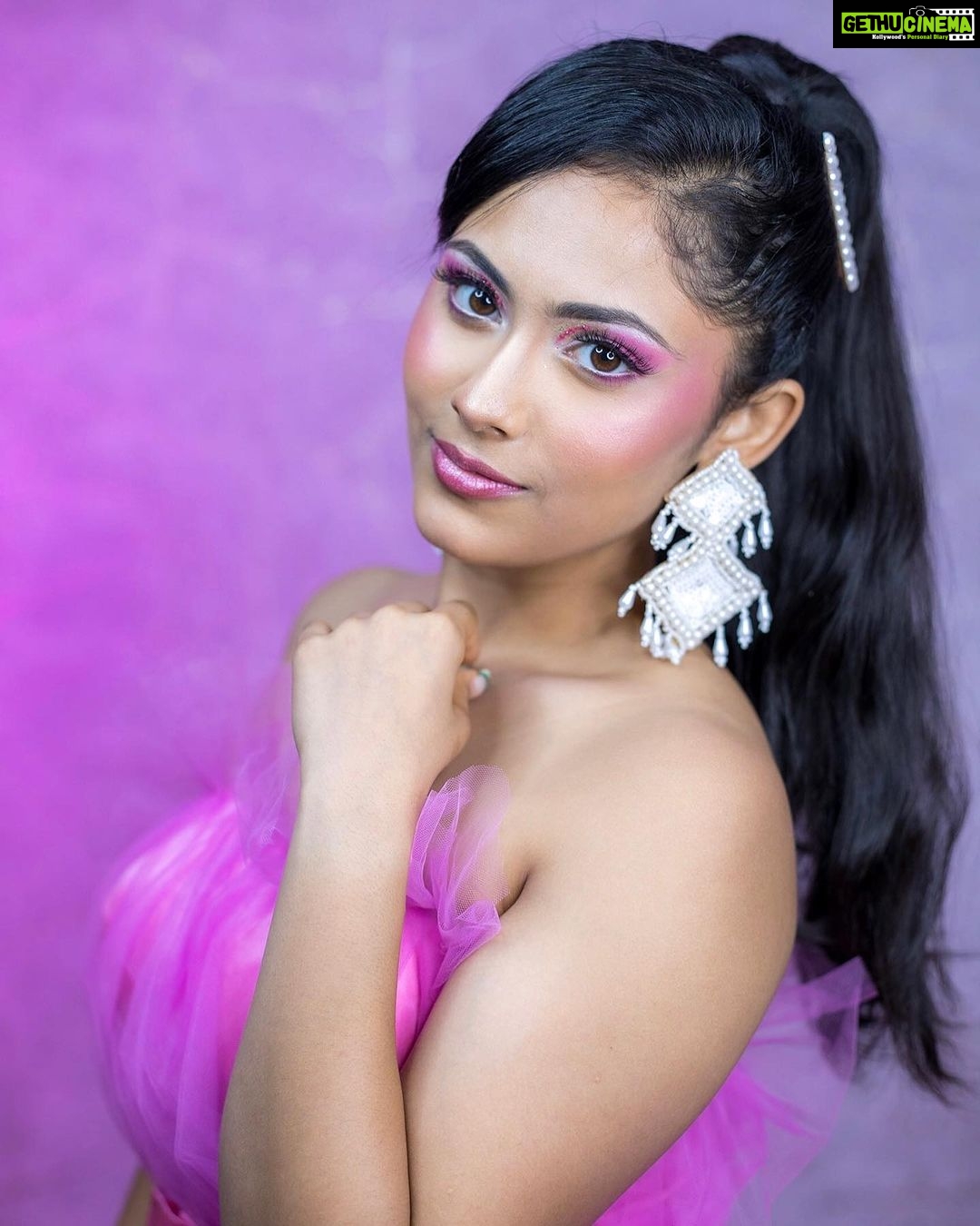 Aayushi Dholakia Instagram - kon hai yeh jisne dobara mudke mujhe nahi dekha⚡️💗💁🏻♀️ Barbie straight outta Dharma Film>>> swipe till the last for my favourite pictureeeee🙈😋 Also, let me know your favourite ‘POO’ look👇🏻🤩 . . . . Concept: @aayushidholakia_ HMU- @plumzstudio Captured by- @wanderingwithdreamer #pink #barbie #barbielife #barbielovers #pinkoutfits #pinkoutfit