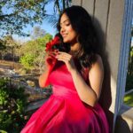 Aayushi Dholakia Instagram – I’m a ‘phool’ for you🌺🤪😋🫶🏻
.
.
.
.
.
HMU- @vanitapatelmakeovers 
#soakingupthesun #sunshineyday #sunkissedskin #takingabreak #springsunshine #sundayfeels #sundaylove #dayoffvibes