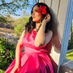 Aayushi Dholakia Instagram – I’m a ‘phool’ for you🌺🤪😋🫶🏻
.
.
.
.
.
HMU- @vanitapatelmakeovers 
#soakingupthesun #sunshineyday #sunkissedskin #takingabreak #springsunshine #sundayfeels #sundaylove #dayoffvibes