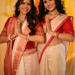Aayushi Dholakia Instagram – Shubho Bijoya Fam🙏🏻🧿❤️
I don’t know how many of you know that I’m half Bengali from my mom’s side and this Navratri I wished to dress in the traditional attire along with my superstar🫶🏻 Momsie stole the show like always🥰😋
.
.
.
.
HMU: @riya.themakeupartist 
Shot by: @_pixography 
Edited by: 🙋🏻‍♀️
#reels #happydurgapuja #durgapuja #navratrilook #navratrivibes