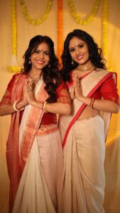 Aayushi Dholakia Instagram - Shubho Bijoya Fam🙏🏻🧿❤️
I don’t know how many of you know that I’m half Bengali from my mom’s side and this Navratri I wished to dress in the traditional attire along with my superstar🫶🏻 Momsie stole the show like always🥰😋
.
.
.
.
HMU: @riya.themakeupartist 
Shot by: @_pixography 
Edited by: 🙋🏻‍♀️
#reels #happydurgapuja #durgapuja #navratrilook #navratrivibes
