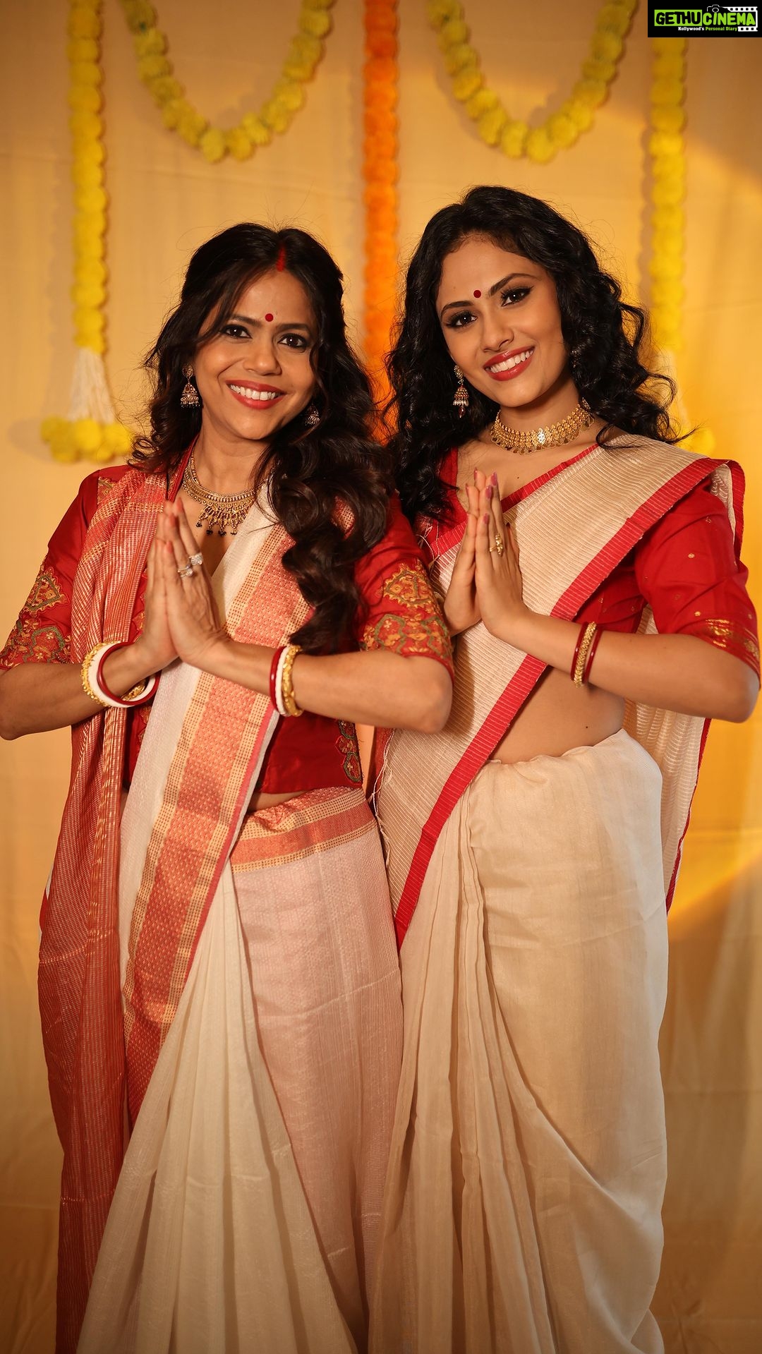 Aayushi Dholakia - 1.5K Likes - Shubho Bijoya Fam🙏🏻🧿❤️
I don’t know how many of you know that I’m half Bengali from my mom’s side and this Navratri I wished to dress in the traditional attire along with my superstar🫶🏻 Momsie stole the show like always🥰😋
.
.
.
.
HMU: @riya.themakeupartist
Shot by: @_pixography
Edited by: 🙋🏻♀️
#reels #happydurgapuja #durgapuja #navratrilook #navratrivibes