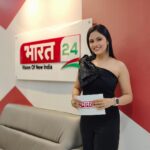 Aayushi Dholakia Instagram – Ever since I started hosting I always wanted to try on the shoes of a news anchor and I am honoured enough to have received an opportunity from @bharat24liv @firstindianews who invited me to host on their Special- ‘The JC Show’🗞️💗
I was in awe of the entire live production and the studio and am thankful for the experience🙏🏻

@iamnikhilanand @missteenint I will say this loud that my journey post-passing the crown has really helped me shape and explore various avenues which I never even thought of. Thank you for always pushing me and giving me chances that bring out the best in me🫶🏻♥️
.
.
.
.
.
#hosting #eventhost #host #livetv #tvhost