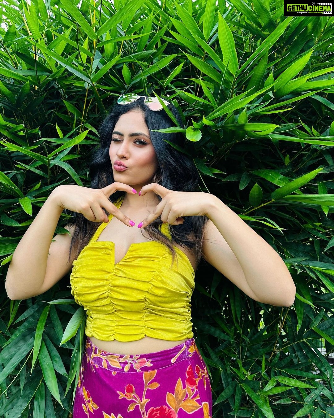 Aayushi Dholakia - 1.8K Likes - it’s the grill season💗☀️☄️⛱️🍹
.
.
.
.
.
.
hmu- @vanitapatelmakeovers
#springoutfits #springoutfitideas #ootddetails #summeroutfitideas #summeroutfit