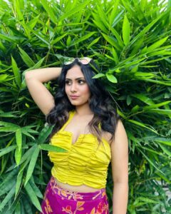 Aayushi Dholakia Instagram - it’s the grill season💗☀️☄️⛱️🍹
.
.
.
.
.
.
hmu- @vanitapatelmakeovers 
#springoutfits #springoutfitideas #ootddetails #summeroutfitideas #summeroutfit