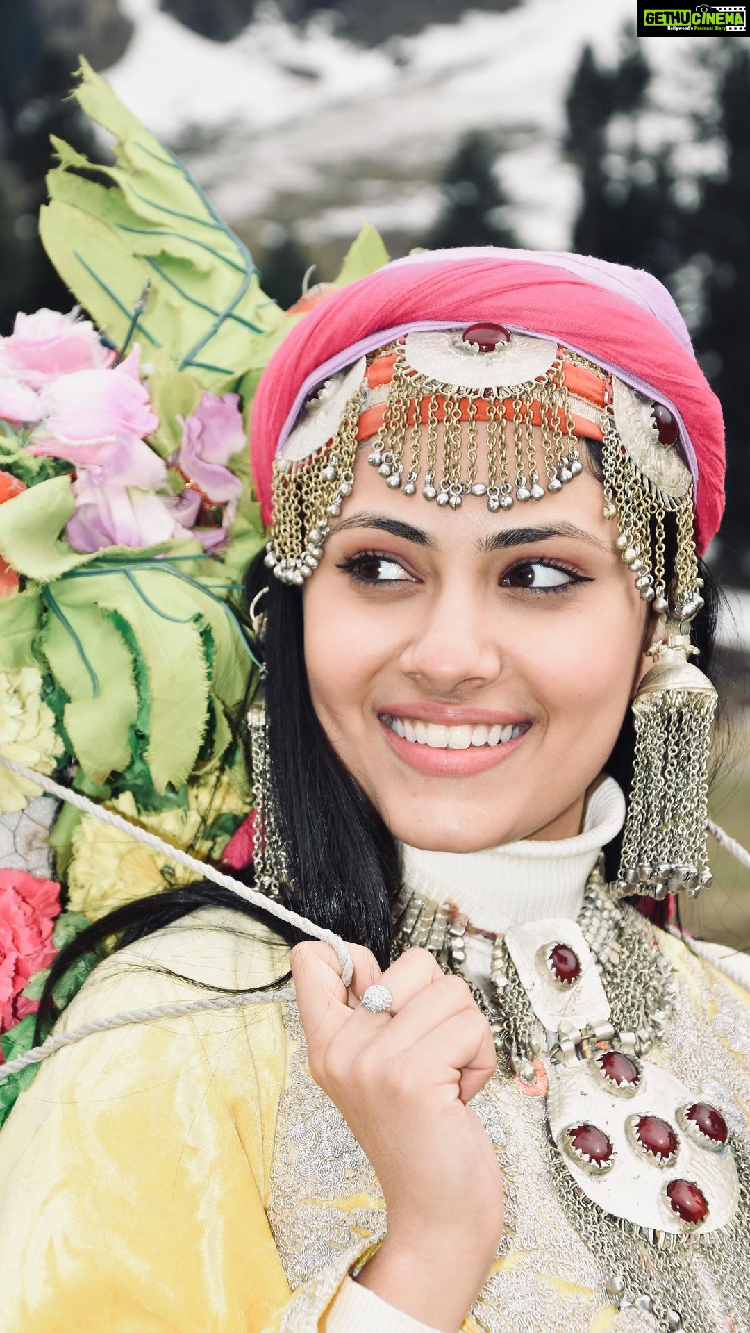 Aayushi Dholakia - 2.3K Likes - When in Kashmir…🌺😋
.
.
.
.
.
#traditional #beingkashmiri #kashmirdiaries #gulmargdiaries #kashmir
