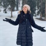 Aayushi Dholakia Instagram – felt like a dream🥺☃️♥️❄️
.
.
.
.
.

#kashmirbeauty #kashmirlovers #beingkashmiri #snowlove #snowmountain Gulmarg, Kashmir