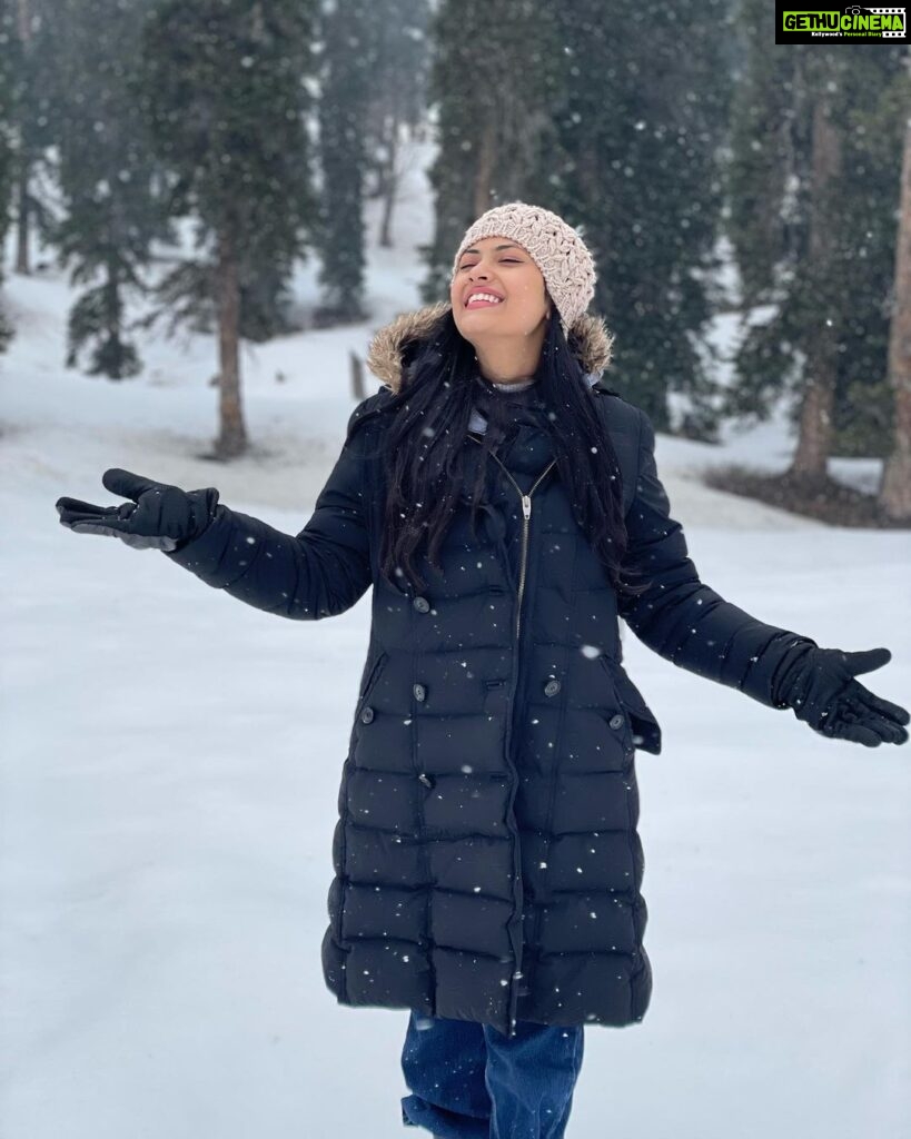 Aayushi Dholakia Instagram - felt like a dream🥺☃️♥️❄️ . . . . . #kashmirbeauty #kashmirlovers #beingkashmiri #snowlove #snowmountain Gulmarg, Kashmir