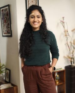 Aayushi Dholakia Instagram - Never would have thought that Vedika would come into my life in such a beautiful way and become an integral part of my journey✨ The best thing I learnt from her was that when you love something you give it your all, keeping all the fears aside🥰 Thank you @parimalpatelmotionpictures @neerajjoshiofficial_ @jaymerchant10 @rushi_mehtaa for trusting me with this character🙏🏻 I hope I did justice to it🧿♥️

Here are few of my favourite moments captured during the shoot of HELLO📞😍😋
.
.
.
.

#behindthescene #actingcareer #goodmovies #mymovie #movieshot #bts #instacinema #movie