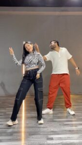 Aayushi Dholakia Instagram - such a beautiful feeling dancing onto this soothing track by @sachetparamparaofficial @sachettandonofficial 🫶🏻💖
Dancing w/ @devthakkar13 ✨
Choreography by my favourite @dharmiksamani ❤️‍🔥
.
.
.
.
#reels #danceitout #dancetime #dancelovers #dancemood #lovefordance