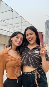 Aayushi Dholakia Instagram - well we had an audience🫠 the cutest choreography ahhh 

dc : @thatswirlingsoul @aayushidholakia_ 
tag us if you recreate 

#swirlwithshruti #mileyamileya #danceitout #dancegoals #dancegirl #dancetime #lovefordance #dancemood