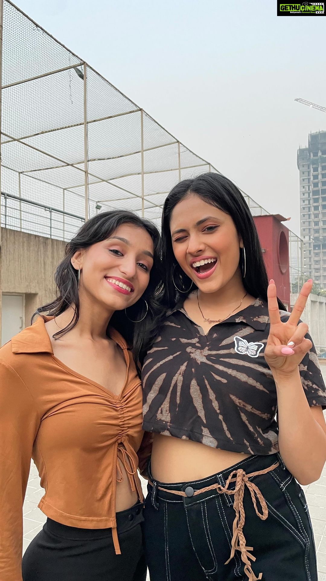 Aayushi Dholakia - 7.4K Likes - well we had an audience🫠 the cutest choreography ahhh
dc : @thatswirlingsoul @aayushidholakia_
tag us if you recreate
#swirlwithshruti #mileyamileya #danceitout #dancegoals #dancegirl #dancetime #lovefordance #dancemood