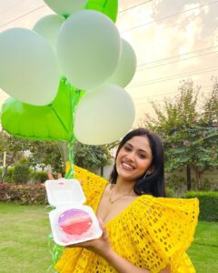 Aayushi Dholakia Instagram - This one is special, 25k followers on Instagram🌟🫶🏻

It had been long since I wasn’t seeing any growth on my page numerically, and was in a constant fix to make it better. Sometimes I blamed the algorithm or at times just thought that it’s not my day. But I kept going and continued creating what I love the most and we are here today🥰✨
Thank you for your constant love and support, long way to go♥️
Special mention to @pizzawalas.india for celebrating this milestone with me💛

#gratefullness #livealifeyoulove #grateful #25k #thankyoueveryone #thanksforyoursupport