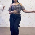 Aayushi Dholakia Instagram – Oye baat sun na💥
@dharmiksamani just manages to challenge me every single time with his choreos😍 this was a BOMB workshop and enjoyed it to the max🤩💣
.
.
.
.
🧠- @dharmiksamani 
📍- @allthingsstudioind 
#reels #dancetime #dancelessons #danceworkshop #learntodance #danceitout #dancegoals #dancegirl
