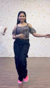 Aayushi Dholakia Instagram - Oye baat sun na💥
@dharmiksamani just manages to challenge me every single time with his choreos😍 this was a BOMB workshop and enjoyed it to the max🤩💣
.
.
.
.
🧠- @dharmiksamani 
📍- @allthingsstudioind 
#reels #dancetime #dancelessons #danceworkshop #learntodance #danceitout #dancegoals #dancegirl
