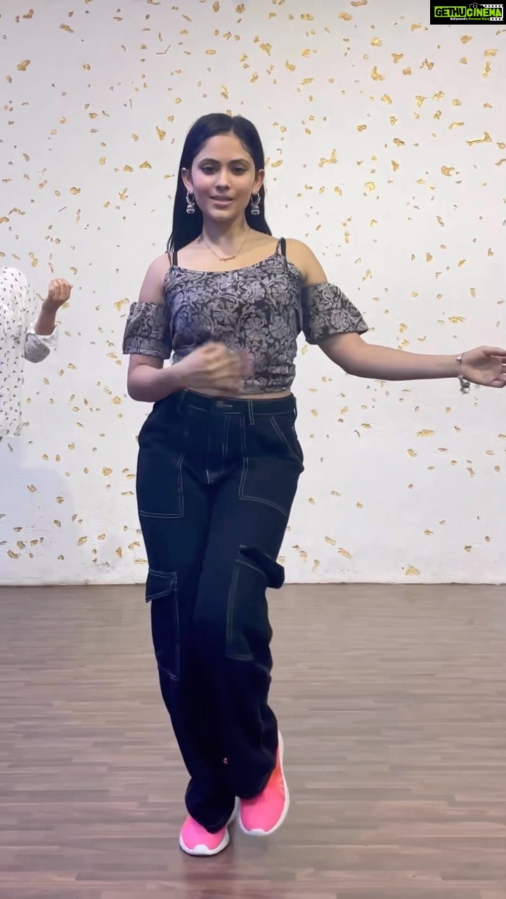 Aayushi Dholakia - 8.9K Likes - Oye baat sun na💥
@dharmiksamani just manages to challenge me every single time with his choreos😍 this was a BOMB workshop and enjoyed it to the max🤩💣
.
.
.
.
🧠- @dharmiksamani
📍- @allthingsstudioind
#reels #dancetime #dancelessons #danceworkshop #learntodance #danceitout #dancegoals #dancegirl