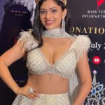 Aayushi Dholakia Instagram - this outfit deserves a separate reel🤍🤌🏻✨ wearing: @studybyjanak . . . #reels #missteen #missthesedays #pageantqueen #beautypageants #pageant
