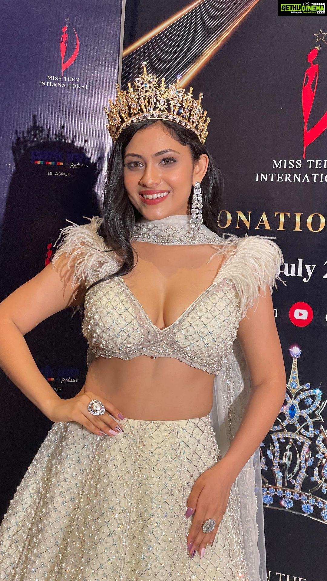Aayushi Dholakia Instagram - this outfit deserves a separate reel🤍🤌🏻✨ wearing: @studybyjanak . . . #reels #missteen #missthesedays #pageantqueen #beautypageants #pageant