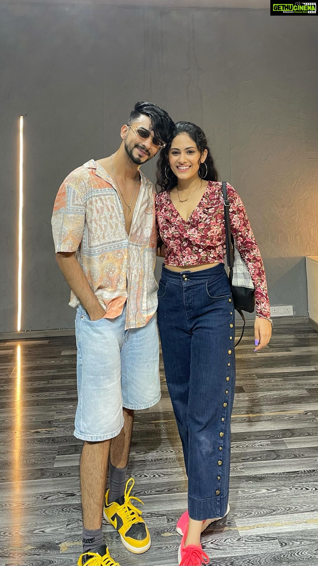 Aayushi Dholakia Instagram - Ending the year with this banger choreo by @dharmiksamani ππ€π» Song: @monalithakur03 @ipritamofficial π§ : @dharmiksamani favπ π: @ac0studios #dancereels #dancevibes #dancegoals #dancelifestyle #danceitout #dancetime #dancebattle #lovefordance