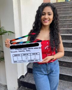 Aayushi Dholakia Instagram - Never would have thought that Vedika would come into my life in such a beautiful way and become an integral part of my journey✨ The best thing I learnt from her was that when you love something you give it your all, keeping all the fears aside🥰 Thank you @parimalpatelmotionpictures @neerajjoshiofficial_ @jaymerchant10 @rushi_mehtaa for trusting me with this character🙏🏻 I hope I did justice to it🧿♥️

Here are few of my favourite moments captured during the shoot of HELLO📞😍😋
.
.
.
.

#behindthescene #actingcareer #goodmovies #mymovie #movieshot #bts #instacinema #movie