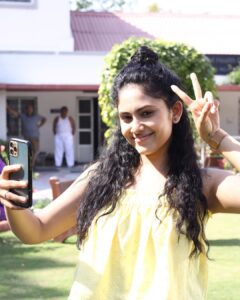 Aayushi Dholakia Instagram - Never would have thought that Vedika would come into my life in such a beautiful way and become an integral part of my journey✨ The best thing I learnt from her was that when you love something you give it your all, keeping all the fears aside🥰 Thank you @parimalpatelmotionpictures @neerajjoshiofficial_ @jaymerchant10 @rushi_mehtaa for trusting me with this character🙏🏻 I hope I did justice to it🧿♥️

Here are few of my favourite moments captured during the shoot of HELLO📞😍😋
.
.
.
.

#behindthescene #actingcareer #goodmovies #mymovie #movieshot #bts #instacinema #movie
