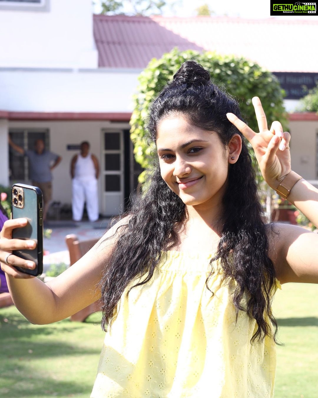 Aayushi Dholakia - 1.5K Likes - Never would have thought that Vedika would come into my life in such a beautiful way and become an integral part of my journey✨ The best thing I learnt from her was that when you love something you give it your all, keeping all the fears aside🥰 Thank you @parimalpatelmotionpictures @neerajjoshiofficial_ @jaymerchant10 @rushi_mehtaa for trusting me with this character🙏🏻 I hope I did justice to it🧿♥️
Here are few of my favourite moments captured during the shoot of HELLO📞😍😋
.
.
.
.
#behindthescene #actingcareer #goodmovies #mymovie #movieshot #bts #instacinema #movie
