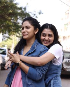 Aayushi Dholakia Instagram - Never would have thought that Vedika would come into my life in such a beautiful way and become an integral part of my journey✨ The best thing I learnt from her was that when you love something you give it your all, keeping all the fears aside🥰 Thank you @parimalpatelmotionpictures @neerajjoshiofficial_ @jaymerchant10 @rushi_mehtaa for trusting me with this character🙏🏻 I hope I did justice to it🧿♥️

Here are few of my favourite moments captured during the shoot of HELLO📞😍😋
.
.
.
.

#behindthescene #actingcareer #goodmovies #mymovie #movieshot #bts #instacinema #movie