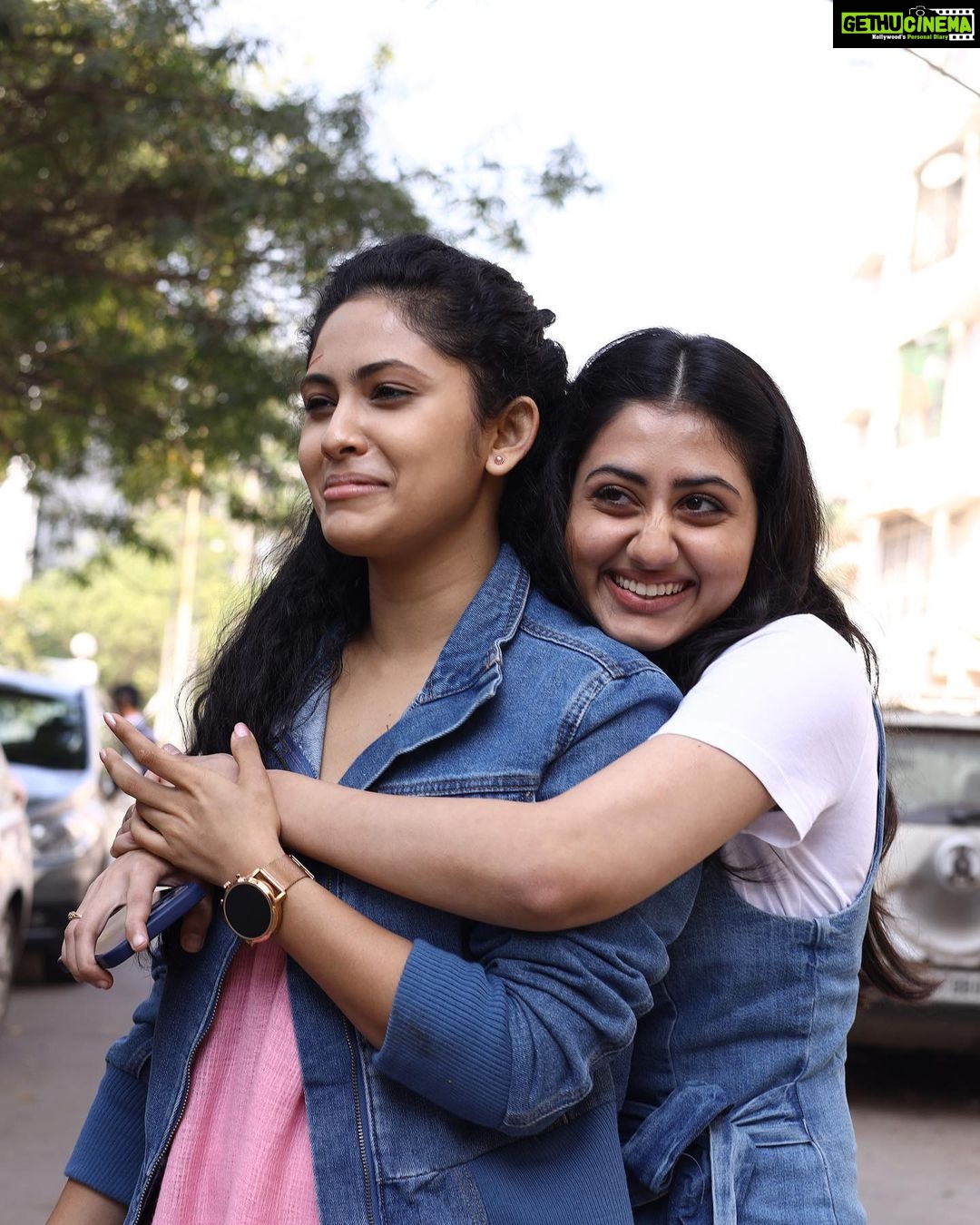 Aayushi Dholakia - 1.5K Likes - Never would have thought that Vedika would come into my life in such a beautiful way and become an integral part of my journey✨ The best thing I learnt from her was that when you love something you give it your all, keeping all the fears aside🥰 Thank you @parimalpatelmotionpictures @neerajjoshiofficial_ @jaymerchant10 @rushi_mehtaa for trusting me with this character🙏🏻 I hope I did justice to it🧿♥️
Here are few of my favourite moments captured during the shoot of HELLO📞😍😋
.
.
.
.
#behindthescene #actingcareer #goodmovies #mymovie #movieshot #bts #instacinema #movie