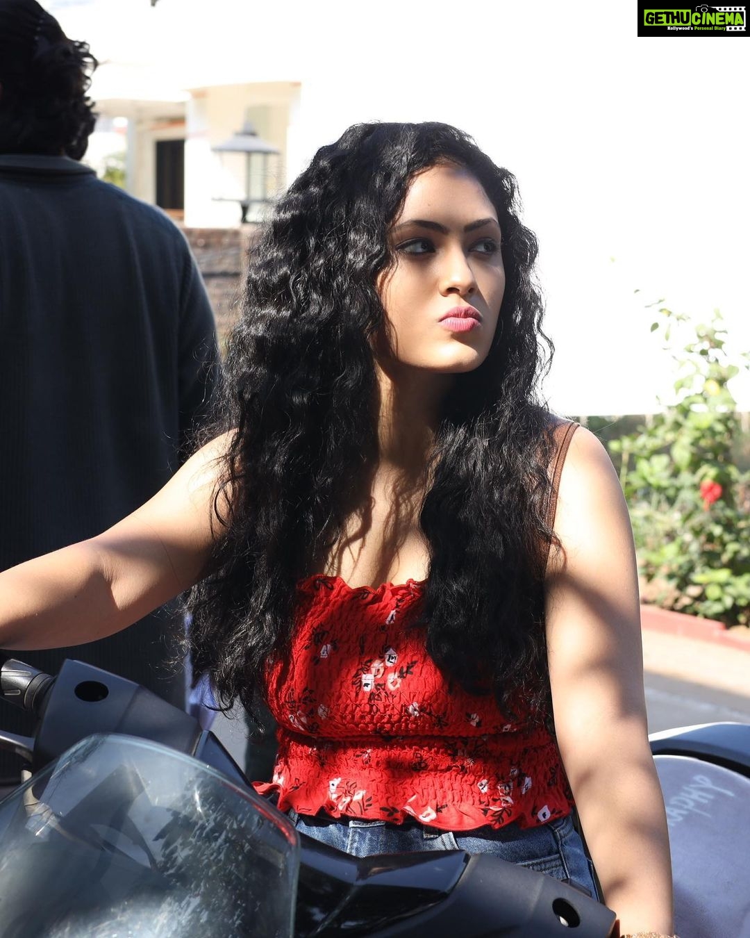 Aayushi Dholakia - 1.5K Likes - Never would have thought that Vedika would come into my life in such a beautiful way and become an integral part of my journey✨ The best thing I learnt from her was that when you love something you give it your all, keeping all the fears aside🥰 Thank you @parimalpatelmotionpictures @neerajjoshiofficial_ @jaymerchant10 @rushi_mehtaa for trusting me with this character🙏🏻 I hope I did justice to it🧿♥️
Here are few of my favourite moments captured during the shoot of HELLO📞😍😋
.
.
.
.
#behindthescene #actingcareer #goodmovies #mymovie #movieshot #bts #instacinema #movie