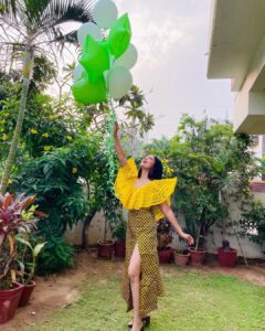 Aayushi Dholakia Instagram - This one is special, 25k followers on Instagram🌟🫶🏻

It had been long since I wasn’t seeing any growth on my page numerically, and was in a constant fix to make it better. Sometimes I blamed the algorithm or at times just thought that it’s not my day. But I kept going and continued creating what I love the most and we are here today🥰✨
Thank you for your constant love and support, long way to go♥️
Special mention to @pizzawalas.india for celebrating this milestone with me💛

#gratefullness #livealifeyoulove #grateful #25k #thankyoueveryone #thanksforyoursupport