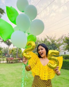 Aayushi Dholakia Instagram - This one is special, 25k followers on Instagram🌟🫶🏻

It had been long since I wasn’t seeing any growth on my page numerically, and was in a constant fix to make it better. Sometimes I blamed the algorithm or at times just thought that it’s not my day. But I kept going and continued creating what I love the most and we are here today🥰✨
Thank you for your constant love and support, long way to go♥️
Special mention to @pizzawalas.india for celebrating this milestone with me💛

#gratefullness #livealifeyoulove #grateful #25k #thankyoueveryone #thanksforyoursupport