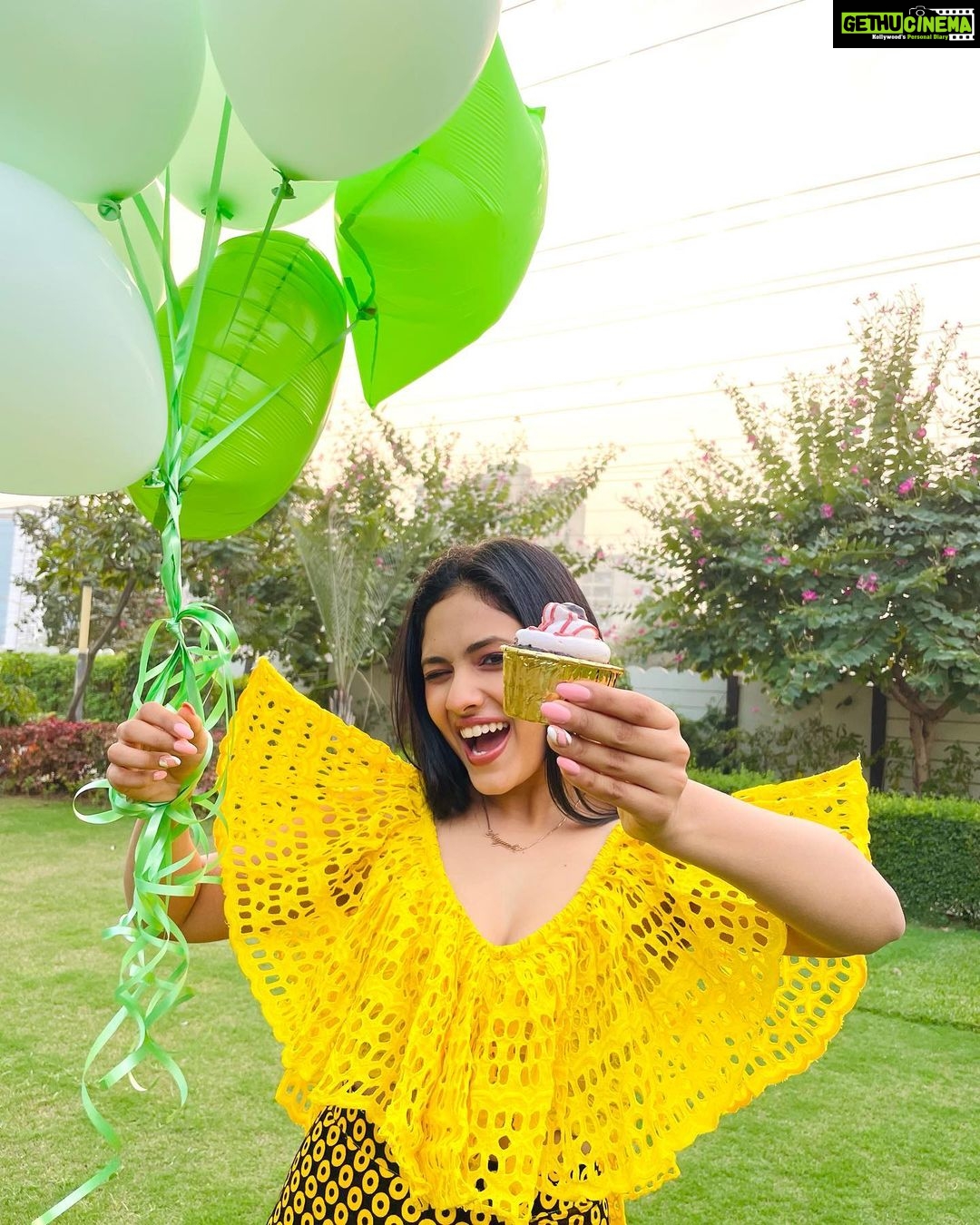 Aayushi Dholakia - 1.3K Likes - This one is special, 25k followers on Instagram🌟🫶🏻
It had been long since I wasn’t seeing any growth on my page numerically, and was in a constant fix to make it better. Sometimes I blamed the algorithm or at times just thought that it’s not my day. But I kept going and continued creating what I love the most and we are here today🥰✨
Thank you for your constant love and support, long way to go♥️
Special mention to @pizzawalas.india for celebrating this milestone with me💛
#gratefullness #livealifeyoulove #grateful #25k #thankyoueveryone #thanksforyoursupport