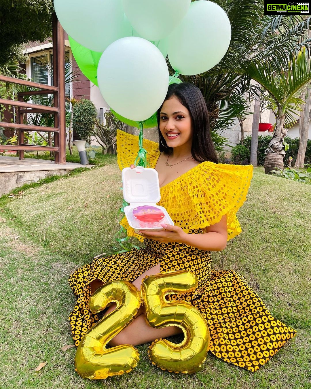 Aayushi Dholakia - 1.3K Likes - This one is special, 25k followers on Instagram🌟🫶🏻
It had been long since I wasn’t seeing any growth on my page numerically, and was in a constant fix to make it better. Sometimes I blamed the algorithm or at times just thought that it’s not my day. But I kept going and continued creating what I love the most and we are here today🥰✨
Thank you for your constant love and support, long way to go♥️
Special mention to @pizzawalas.india for celebrating this milestone with me💛
#gratefullness #livealifeyoulove #grateful #25k #thankyoueveryone #thanksforyoursupport