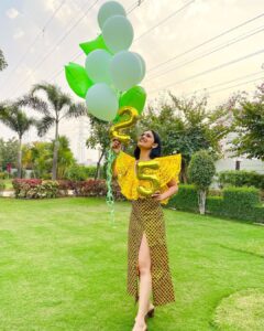 Aayushi Dholakia Instagram - This one is special, 25k followers on Instagram🌟🫶🏻

It had been long since I wasn’t seeing any growth on my page numerically, and was in a constant fix to make it better. Sometimes I blamed the algorithm or at times just thought that it’s not my day. But I kept going and continued creating what I love the most and we are here today🥰✨
Thank you for your constant love and support, long way to go♥️
Special mention to @pizzawalas.india for celebrating this milestone with me💛

#gratefullness #livealifeyoulove #grateful #25k #thankyoueveryone #thanksforyoursupport