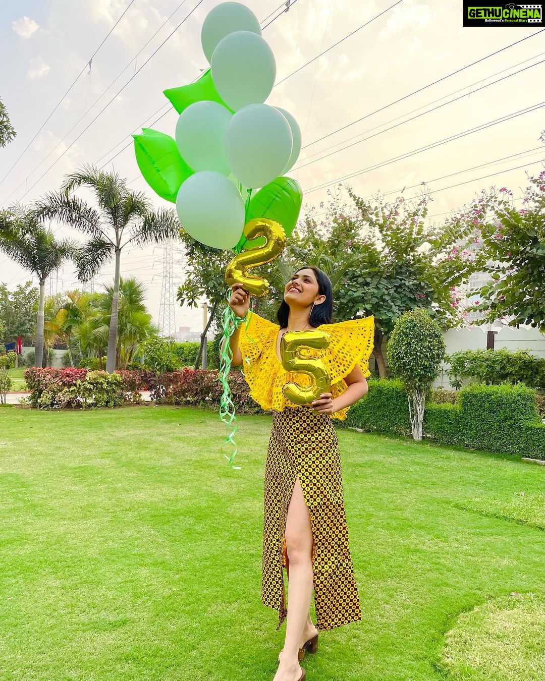 Aayushi Dholakia - 1.3K Likes - This one is special, 25k followers on Instagram🌟🫶🏻
It had been long since I wasn’t seeing any growth on my page numerically, and was in a constant fix to make it better. Sometimes I blamed the algorithm or at times just thought that it’s not my day. But I kept going and continued creating what I love the most and we are here today🥰✨
Thank you for your constant love and support, long way to go♥️
Special mention to @pizzawalas.india for celebrating this milestone with me💛
#gratefullness #livealifeyoulove #grateful #25k #thankyoueveryone #thanksforyoursupport