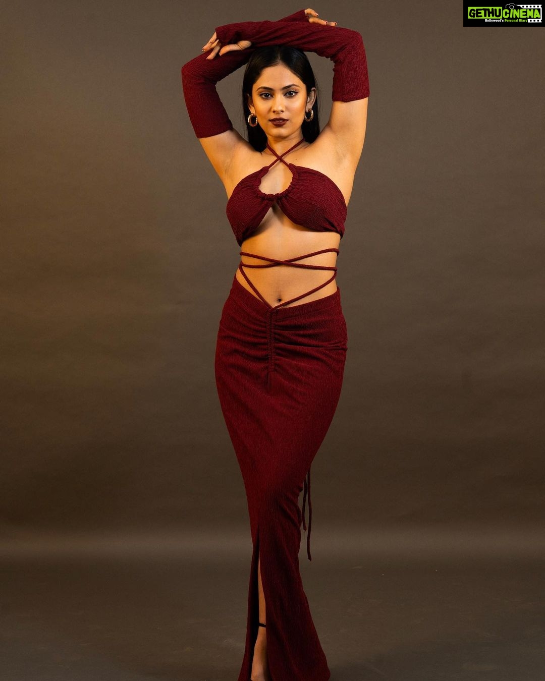 Aayushi Dholakia - 1.4K Likes - Lady in red🍷✨
.
.
.
.
Campaign for @_rentofy_
Make and Hair by- @shraddha_dattaa
Captured by- @24framesofshrey
#modelinglife #model #photomodels #fashionmodel #modelshot #womanmodel