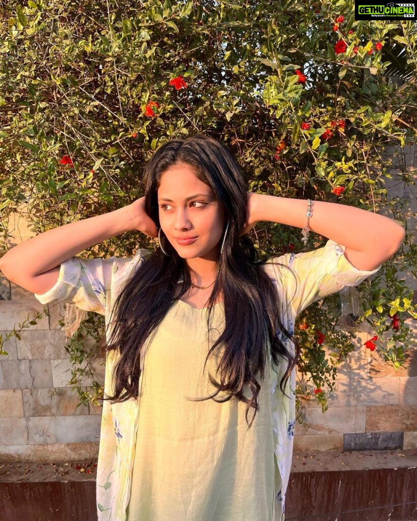 Aayushi Dholakia Instagram - 2023 mood check☀️🕶️ . . . #sunkissedskin #soakingupthesun #sunkissed #2023 #happynewyear #newyearmood Vadodara, Gujarat, India