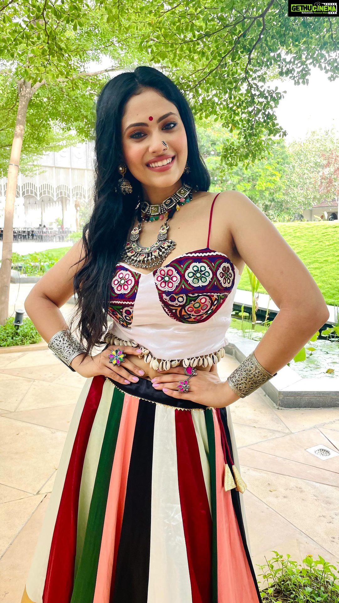 Aayushi Dholakia - 1.5K Likes - Gujarati is my love language🫶🏻❤️
.
.
.
.
Wearing: @shefalisstudio
#reels #garba #chaniyacholi #navratrilook #navratrivibes #navratrifestival #festiveoutfit #festivaloutfit