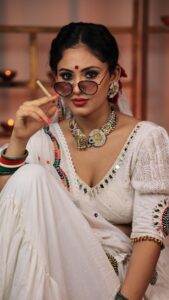 Aayushi Dholakia Instagram - GANGU AA GAYI HAI GARBA KHELNE💥
Out of all the recreating videos, this has to be my favourite one and this deserved a separate reel for sure!! 5/9 of #9daysofNavratri hai Gangubai ke naam🙏🏻✨
.
.
.
.
HMU- @plumzstudio 
Wearing- @palkindziner 
Shot and edited by- @dpandaproduction 
#reels #chaniyacholi #garbalover #garbanight #gangubai #navratrivibes #navratrioutfit