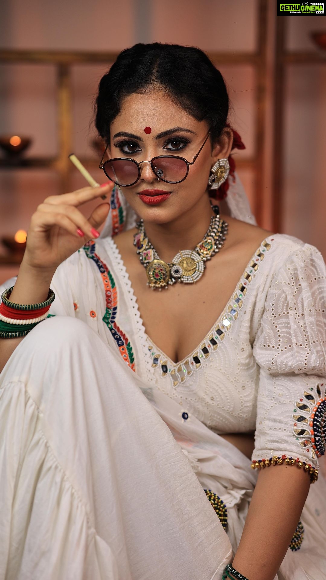 Aayushi Dholakia - 1.5K Likes - GANGU AA GAYI HAI GARBA KHELNE💥
Out of all the recreating videos, this has to be my favourite one and this deserved a separate reel for sure!! 5/9 of #9daysofNavratri hai Gangubai ke naam🙏🏻✨
.
.
.
.
HMU- @plumzstudio
Wearing- @palkindziner
Shot and edited by- @dpandaproduction
#reels #chaniyacholi #garbalover #garbanight #gangubai #navratrivibes #navratrioutfit